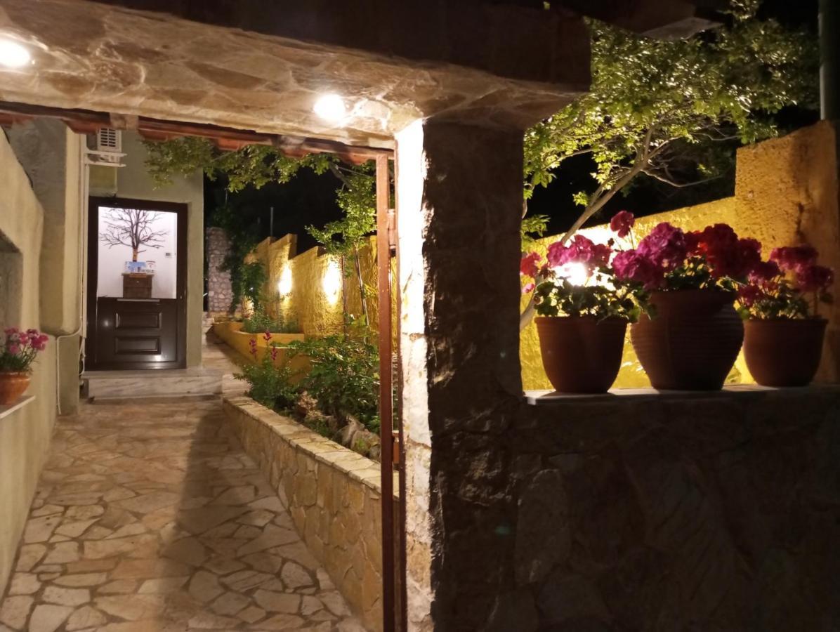 Xenonas Κithαiron Hotel Vilia Bagian luar foto