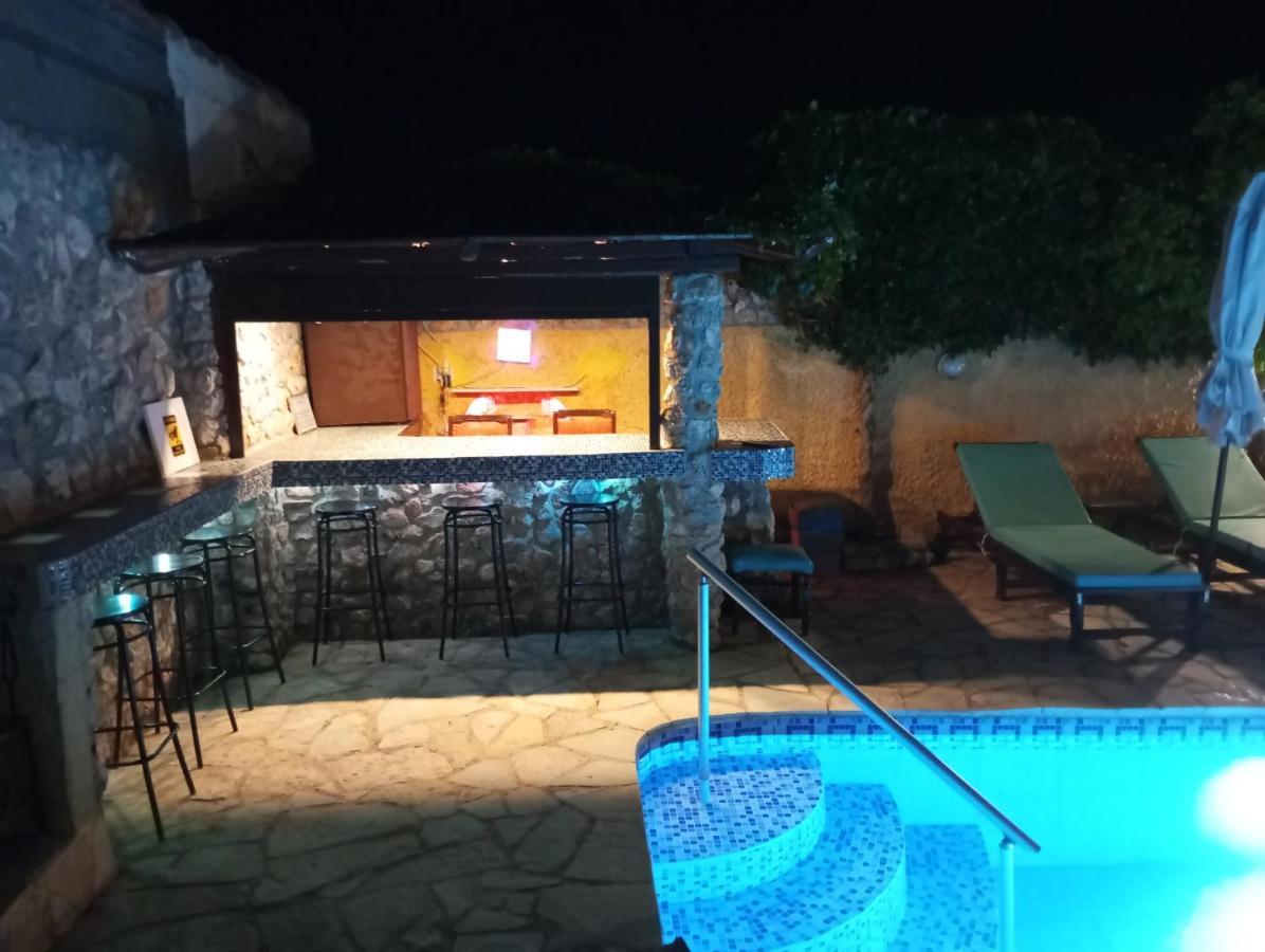 Xenonas Κithαiron Hotel Vilia Bagian luar foto