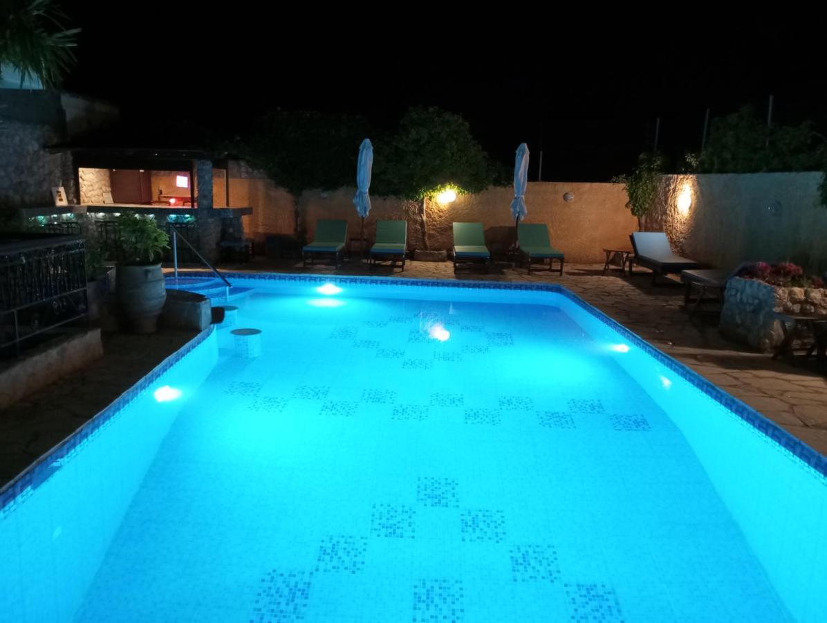 Xenonas Κithαiron Hotel Vilia Bagian luar foto