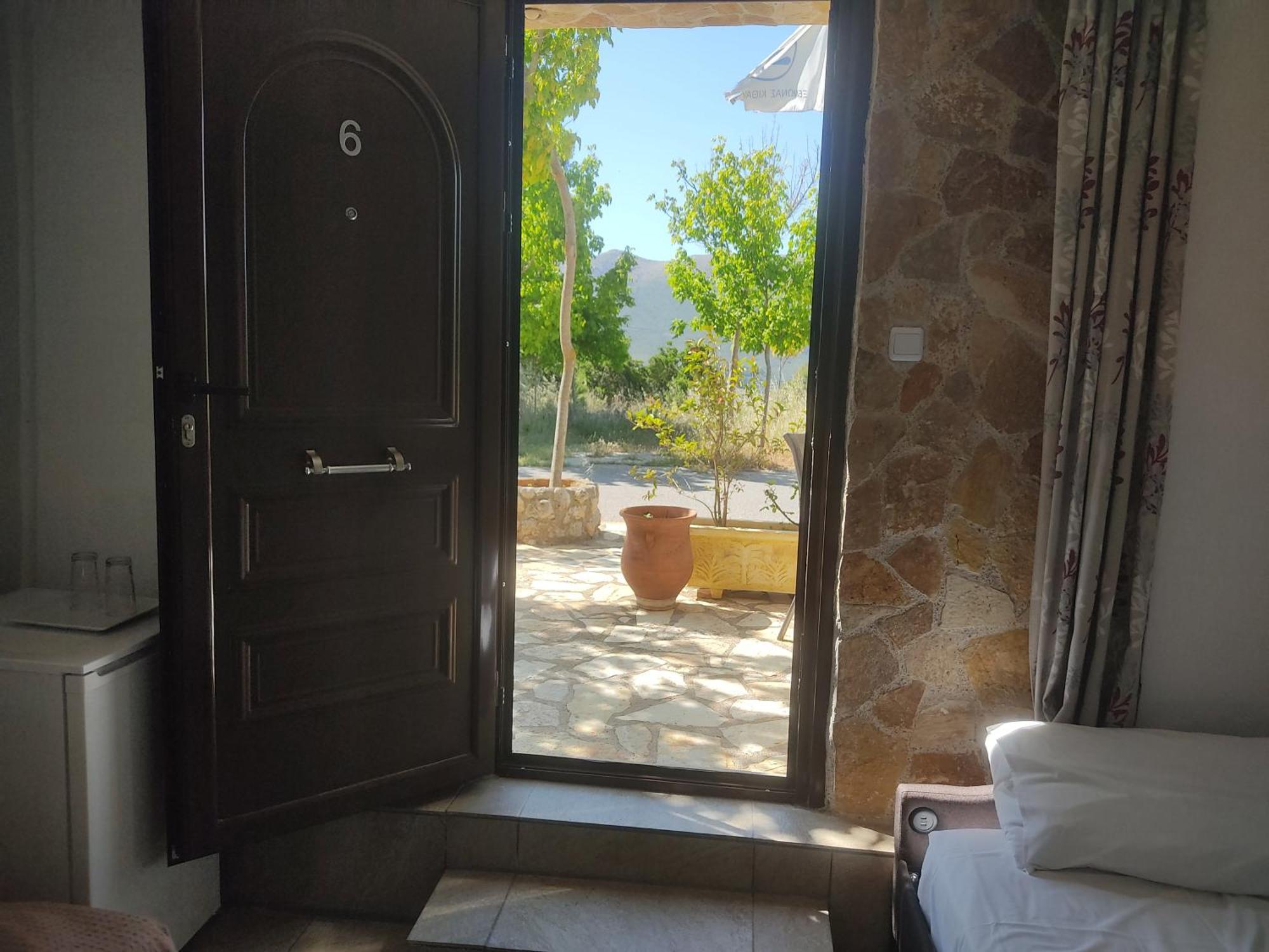 Xenonas Κithαiron Hotel Vilia Bagian luar foto