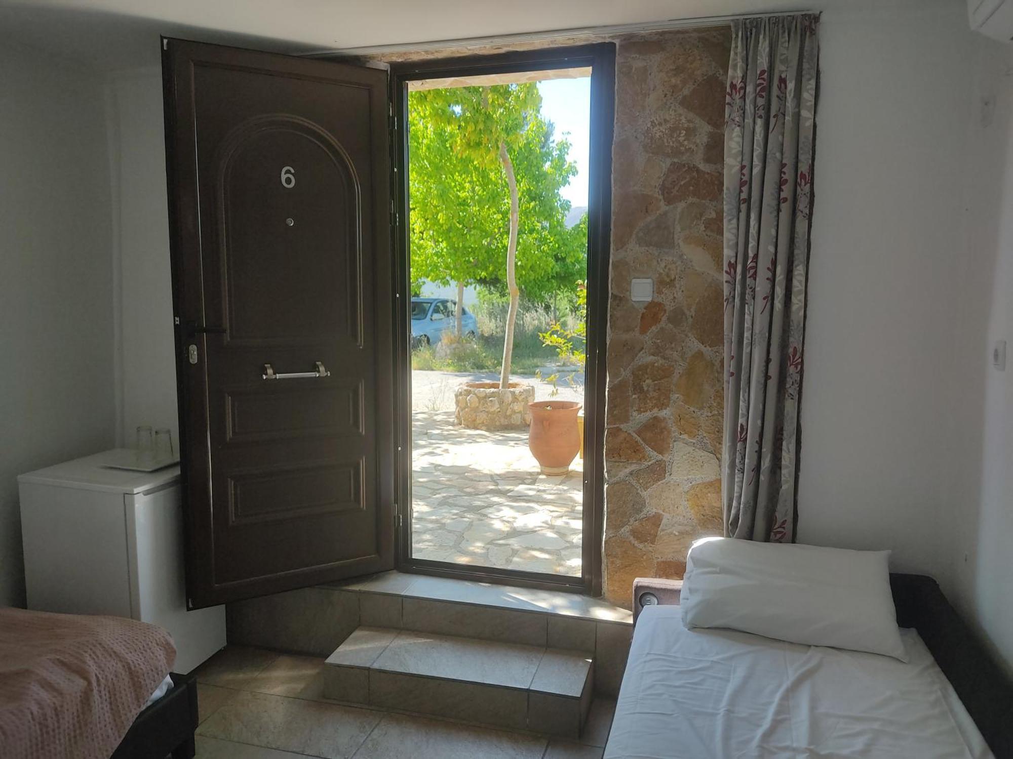 Xenonas Κithαiron Hotel Vilia Bagian luar foto