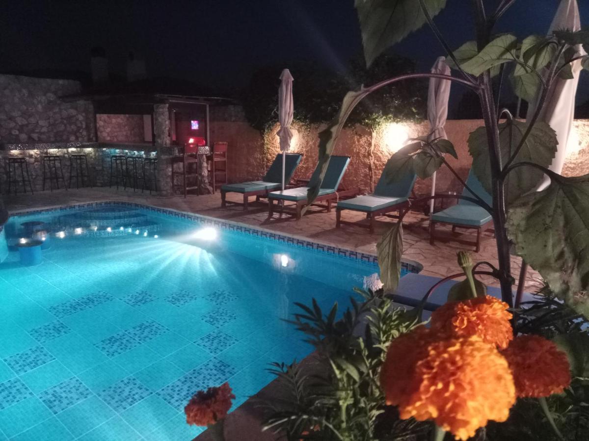 Xenonas Κithαiron Hotel Vilia Bagian luar foto